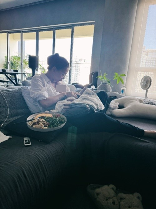 Nàng đả nữ luôn cố gắng nuôi con bằng sữa mẹ. Ảnh: FB Ngô Thanh Vân.