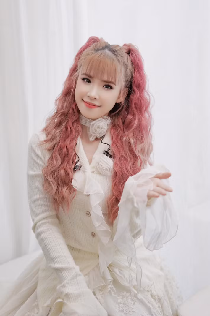 Khởi My sở hữu gương mặt không tuổi. Nhiều người khen ngợi ở tuổi 35, cô vẫn trẻ trung như tuổi đôi mươi. Ảnh: FB Khởi My.
