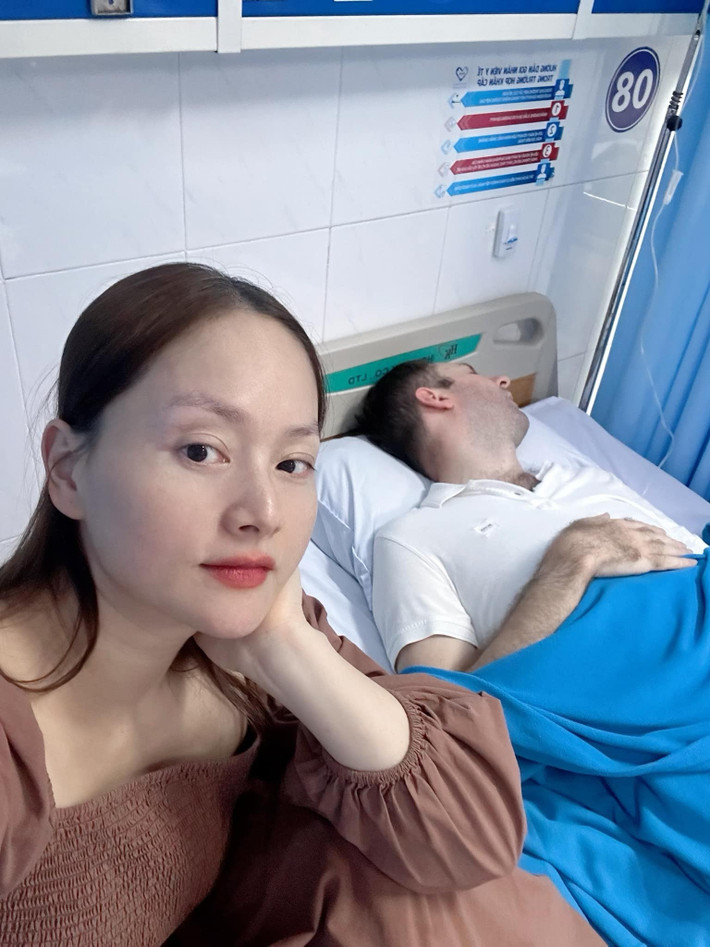 Tháng 6/2025, trong cuộc phỏng vấn với Vietnamnet, Lan Phương lại cho biết, chồng không hiểu tình trạng trầm cảm cô đang trải qua sau khi sinh con thứ hai. “Tôi từng vì chồng, bỏ hết công việc ở Hà Nội, đưa hai con vào sống ở Đà Nẵng vài tháng để mong có sự đỡ đần chia sẻ. Nhưng công việc anh ấy bận nên từ sáng đến tối, vẫn chỉ có tôi chăm hai con và cố gắng làm những gì có thể với công việc mình”, cô nói. Hiện tại, Lan Phương đang làm thủ tục ly hôn. Ảnh: FB Lan Phương.
