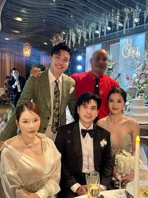 Mới đây, chia sẻ hình ảnh dự đám cưới Hồ Quang Hiếu, Quốc Trường viết trên trang cá nhân: "Xin vía có vợ!". Ảnh: FB Quốc Trường.