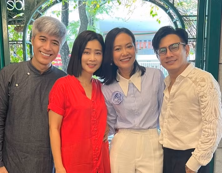 Cô nguyện cầu cho các thế hệ nghệ sĩ nối nghiệp Tổ luôn đoàn kết, yêu thương, nhiều sức khỏe, sáng tạo để tiếp tục cống hiến. Ảnh: FB Hồng Ánh.