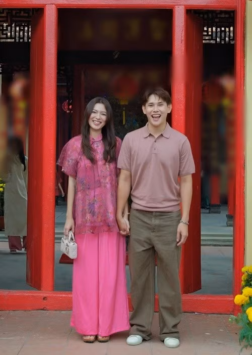 Động thái này nhanh chóng thu hút sự chú ý bởi trước đó, Tú Hảo hạn chế nhắc đến chuyện tình cảm. Cô từng chia sẻ quan điểm trong một cuộc phỏng vấn rằng không muốn khán giả gắn mình với đời tư để tránh những đánh giá, soi mói không cần thiết. “Khi tôi và người đó lên kế hoạch về chung một nhà, tôi sẽ công khai với mọi người”, Znews dẫn lời Tú Hảo.