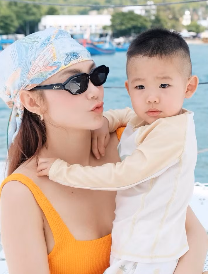 Minh Hằng đưa bé Mỡ đi du lịch trong và ngoài nước. Ảnh: FB Minh Hằng.
