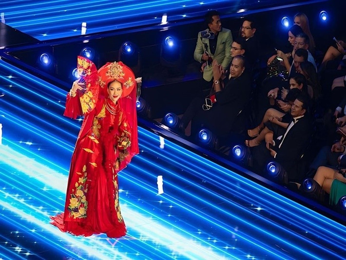 Thiết kế Cô Sen lấy cảm hứng từ trang phục hầu đồng trong nghi lễ thờ Mẫu của người Việt Ảnh: Miss Universe Vietnam.