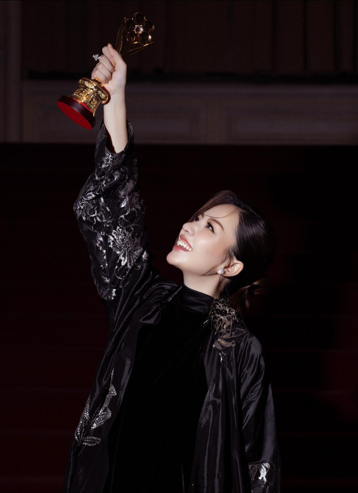 Băng Di trải lòng: “Thành công không phải là điểm đến cuối cùng, thất bại cũng không phải là vực thẳm, lòng can đảm để tiếp tục mới là điều quý giá nhất. Niềm vui được đón "Mai" về nhà ngay những ngày đầu năm 2026 không chỉ là một danh hiệu, mà là sự hồi đáp cho những năm tháng không bỏ cuộc. Nó mở ra một chương mới đầy cảm hứng hứa hẹn cho hành trình phía trước”. Ảnh: FB Băng Di.