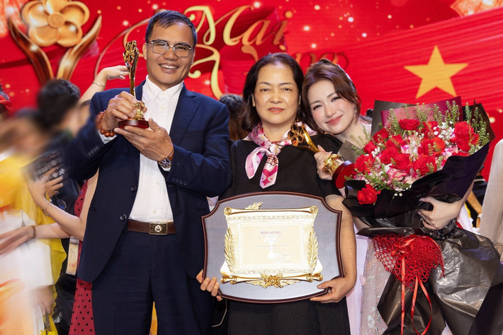 Trên trang cá nhân, cô bày tỏ: "Lần này rất là vui vì nhận giải cùng anh Soobin Hoàng Sơn, người anh gà rán lâu rồi mới đứng chung sân khấu. Và đặc biệt hơn là được bên cạnh bố mẹ trong khoảnh khắc quá đỗi tuyệt vời này, cảm ơn bố mẹ đã vất vả vì con vì cháu". Ảnh: FB Hòa Minzy.