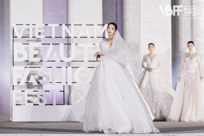 "Với nền tảng ngôn ngữ, văn học và đối ngoại, tôi hiểu rằng ngôn ngữ là chìa khóa mở tri thức, còn truyền thông là cầu nối đưa bản sắc Việt đến gần hơn với thế giới. Tôi mong trở thành hình ảnh của người phụ nữ Việt Nam hiện đại: tự tin, trí tuệ và giàu tình yêu dành cho văn hóa dân tộc. Cuộc thi là bước đi đầu tiên để tôi kể câu chuyện về một Việt Nam rực rỡ, giàu truyền thống và sẵn sàng hội nhập bằng chính năng lực và trái tim của mình", Thủy Tiên nói. Ảnh: FB Vũ Thủy Tiên.