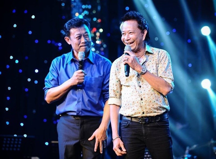 Năm 1999, Bảo Chung sang Mỹ sinh sống và tiếp tục hoạt động nghệ thuật. Nam diễn viên phủ nhận tin đồn sang nước ngoài định cư vì vỡ nợ. Anh chia sẻ trên Dân Việt: “Tôi khẳng định lại lần nữa mình chưa từng bị vỡ nợ. Tôi có bị giật nợ. Khi làm ăn, người ta vay mượn tiền hay lừa gạt mình cũng có nhiều nhưng tôi xem đó là của đi thay người”. Ảnh: Dân Việt.