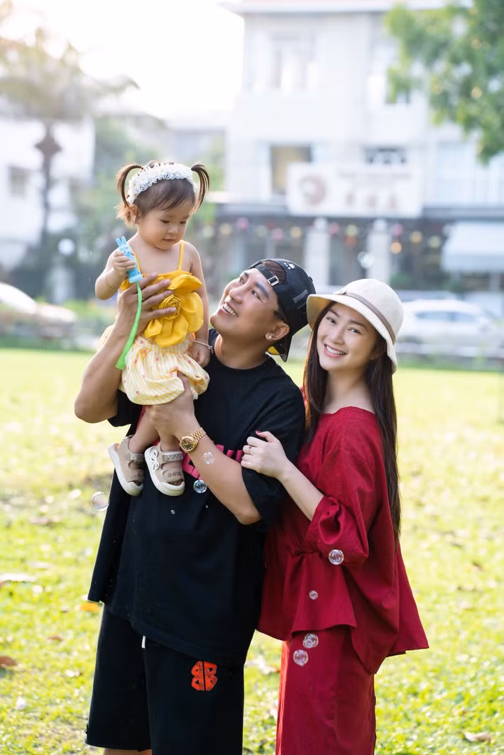 "Chồng tôi đi làm, khuya mới về. Mọi người cứ đồn là anh đi rồi bỏ tôi ở nhà một mình, đồn 2 người không thích đi chung với nhau nhưng không có. Hôm nay anh ấy vô tình có show diễn nên tôi lại đi một mình thôi", nữ diễn viên bày tỏ.