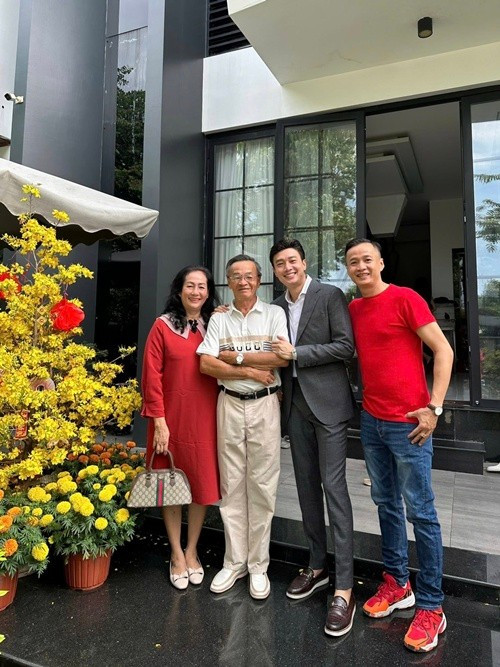 Với Quốc Trường, gia đình luôn là số một. Chia sẻ trên Báo Phụ Nữ Thủ Đô, anh cho biết nguyên tắc của mình là tuần này về quê Cần Thơ, tuần sau ba mẹ và anh hai sẽ lên TP HCM. Trung bình nửa tháng anh về quê một lần, nhưng tuần nào gia đình cũng gặp nhau.