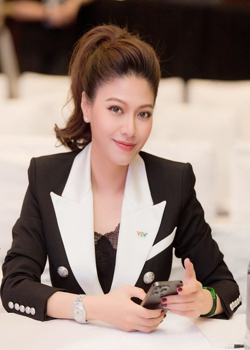 Năm 2016, trước tin đồn bí mật lấy chồng và sinh con ở Anh, BTV Ngọc Trinh một lần nữa khẳng định công việc của cô chỉ đơn giản là được tiếp xúc nhiều hơn với mọi người. “Dù câu trả lời là có hay không, tôi vẫn muốn câu chuyện riêng được tôn trọng. Điều gì là bí mật thì cứ để nó là bí mật”, BTV Ngọc Trinh nói. Ảnh: FB Dương Ngọc Trinh.