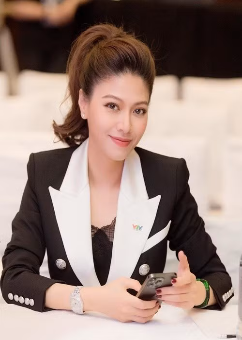 Năm 2016, trước tin đồn bí mật lấy chồng và sinh con ở Anh, BTV Ngọc Trinh một lần nữa khẳng định công việc của cô chỉ đơn giản là được tiếp xúc nhiều hơn với mọi người. “Dù câu trả lời là có hay không, tôi vẫn muốn câu chuyện riêng được tôn trọng. Điều gì là bí mật thì cứ để nó là bí mật”, BTV Ngọc Trinh nói. Ảnh: FB Dương Ngọc Trinh.