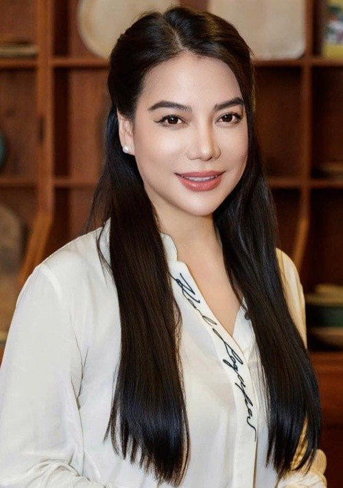 Ngoài từng giữ chức vụ Chủ tịch Hội đồng quản trị kiêm Giám đốc Công ty Bất động sản Đất Rồng, Trương Ngọc Ánh còn điều hành nhiều doanh nghiệp. Theo Znews, năm 2014, nữ diễn viên đồng sáng lập Công ty TNA Entertainment. Trong đó, Trương Ngọc Ánh là một trong 3 cổ đông, chiếm 40% vốn điều lệ. Ảnh: FB Trương Ngọc Ánh.