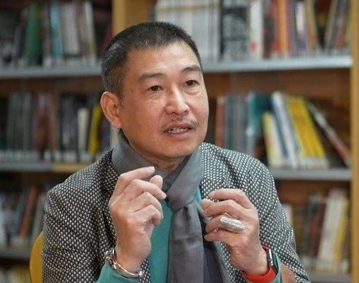 Năm tháng cuối đời, họa sĩ Lê Thiết Cương nỗ lực làm việc. Tháng 6/2025, anh ra mắt cuốn phê bình Trò chuyện với hội họa. Ảnh: Znews.