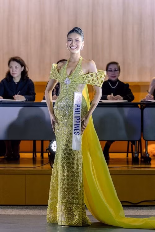Theo Rappler, Esguerra tốt nghiệp cử nhân Quản trị Du lịch. Người đẹp có 16 anh chị em. Trong chung kết Miss International 2025, Esguerra chia sẻ, khi tham gia cuộc thi, cô có thêm 79 người chị em. "Miss International đã dạy tôi biết vị tha và giá trị của việc kết bạn khắp nơi trên thế giới", mỹ nhân Philippines bày tỏ. Ảnh: Miss International.