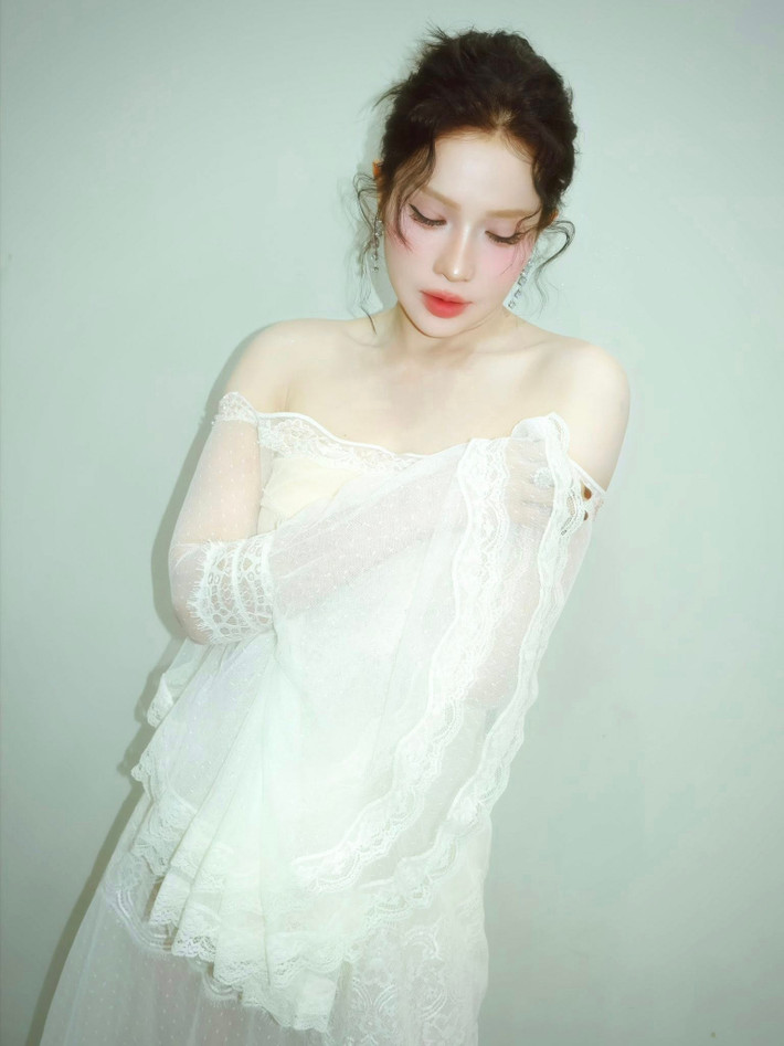 Sở hữu ngoại hình cuốn hút, nữ diễn viên được mệnh danh là "đệ nhất mỹ nữ làng hài". Ảnh: FB Khả Như.