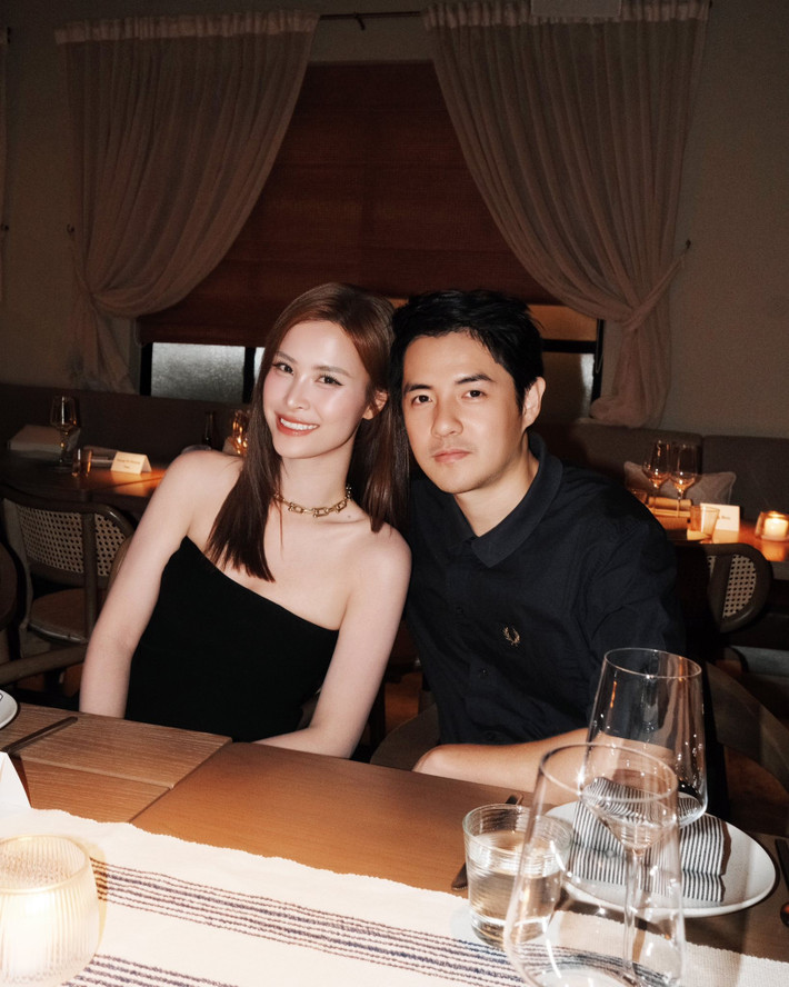 Vợ chồng Đông Nhi diện trang phục cùng tông màu. Ảnh: FB Đông Nhi.