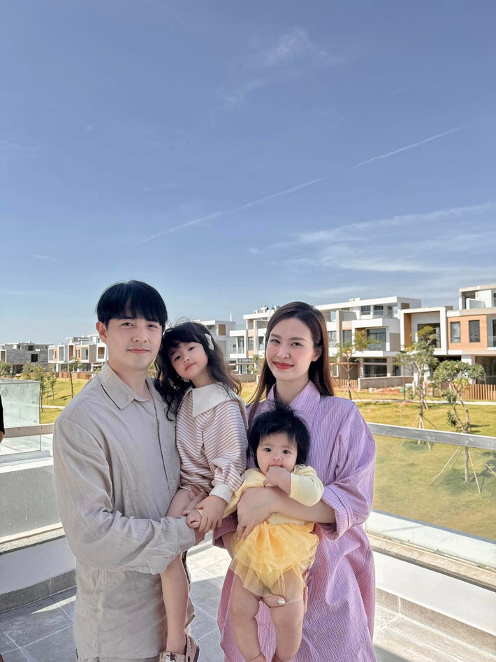 Hai con gái của cặp đôi càng lớn càng đáng yêu. Ảnh: FB Đông Nhi.