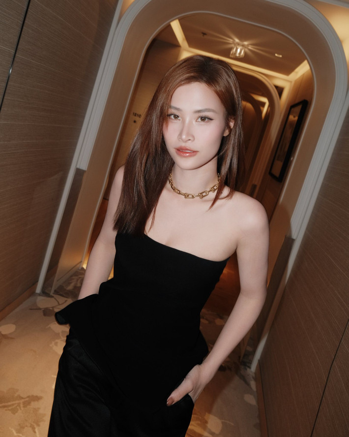 Tham gia một sự kiện ở Thái Lan, ca sĩ Đông Nhi khoe vẻ gợi cảm với áo cúp ngực kết hợp quần ống suông. Ảnh: FB Đông Nhi.