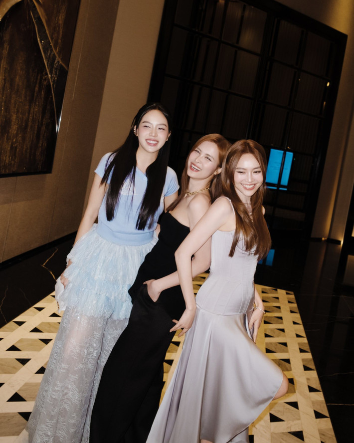 Từng 2 lần sinh nở, Đông Nhi dường như không "lép vế" khi đọ sắc hai đàn em. Ảnh: FB Đông Nhi.