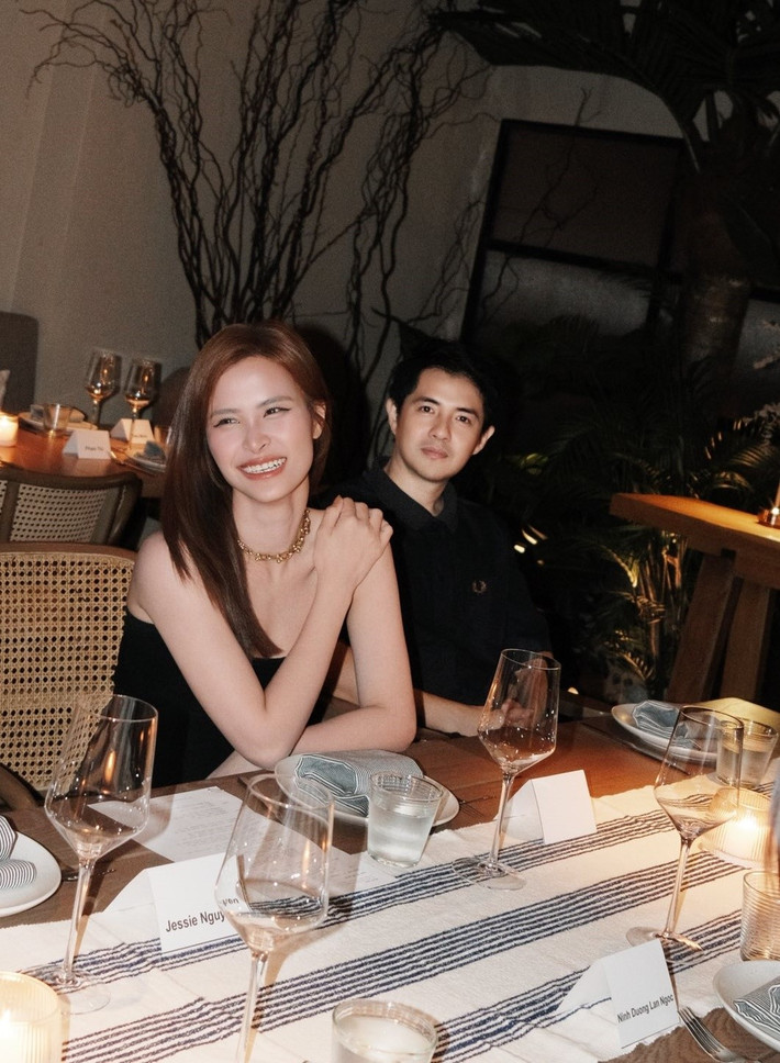 Tại sự kiện, Đông Nhi sánh đôi cùng Ông Cao Thắng. Ảnh: FB Đông Nhi.