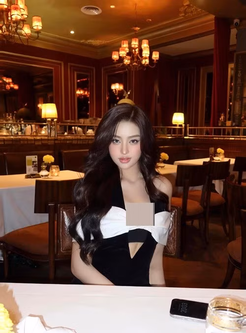 Trong không gian sang trọng, Joan Tina diện váy đen phối nơ trắng mang hơi hướng cổ điển. Thiết kế cúp ngực và đường cắt tinh tế giúp tổng thể vừa quyến rũ vừa thanh lịch. Ảnh: FB Joan Tina.