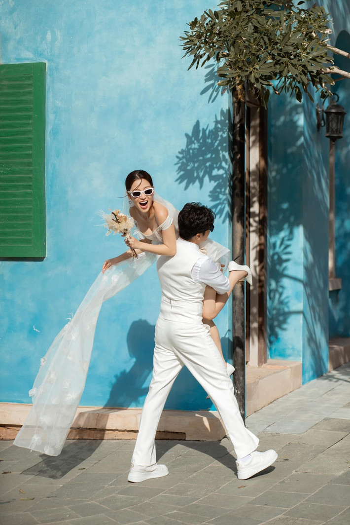 Chụp ảnh cưới, Puka được Gin Tuấn Kiệt bế bổng trên phố.