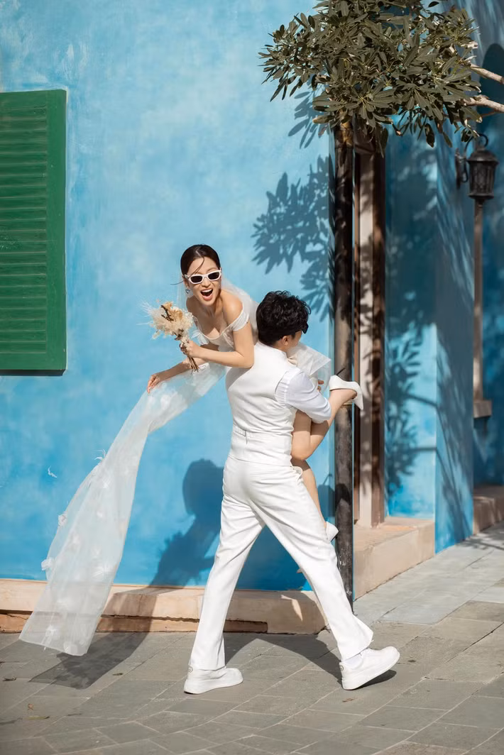 Chụp ảnh cưới, Puka được Gin Tuấn Kiệt bế bổng trên phố.
