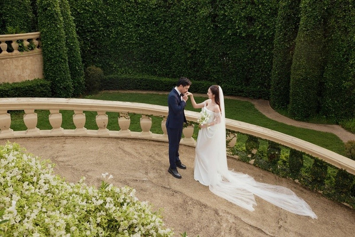 Cặp đôi trao nhau nhiều cử chỉ tình tứ trong bộ ảnh cưới. Ảnh: FB Hồ Quang Hiếu.