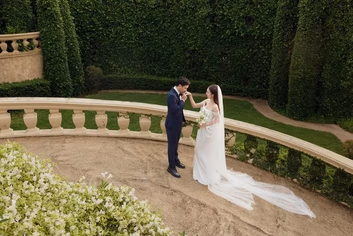 Cặp đôi trao nhau nhiều cử chỉ tình tứ trong bộ ảnh cưới. Ảnh: FB Hồ Quang Hiếu.