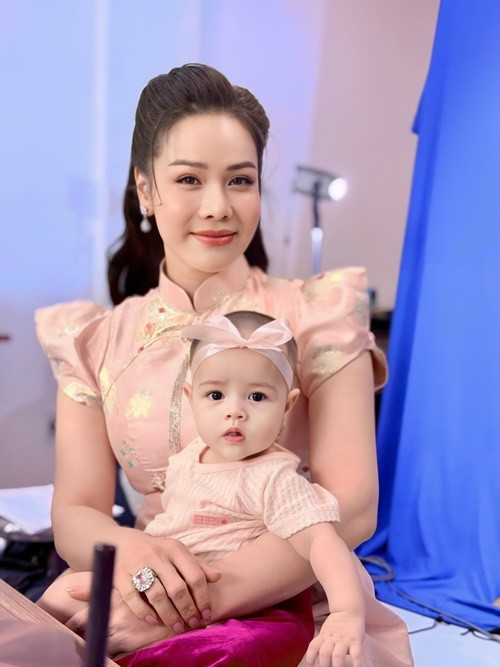 Thi thoảng, Nhật Kim Anh đưa bé Julia cùng đi làm. Ảnh: FB Nhật Kim Anh.