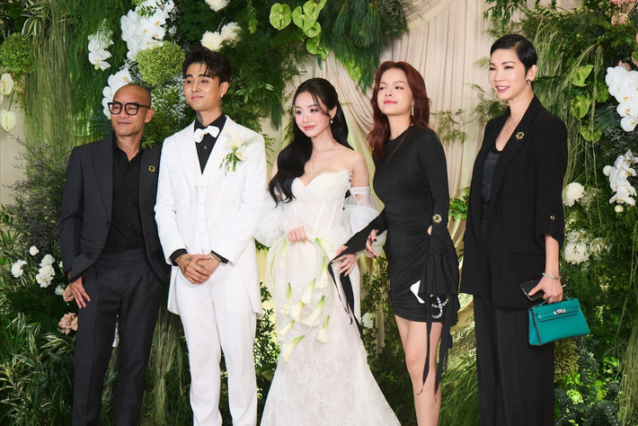 Ngoài Gia Bảo, Xuân Lan (ngoài cùng bên phải) cũng chia sẻ về chuyện tình giữa Bảo Ngọc và Đạt G. Nữ người mẫu cho biết, cô từng chứng kiến Đạt G yêu thương các con riêng của Bảo Ngọc như con ruột. Ảnh: Tiền Phong.