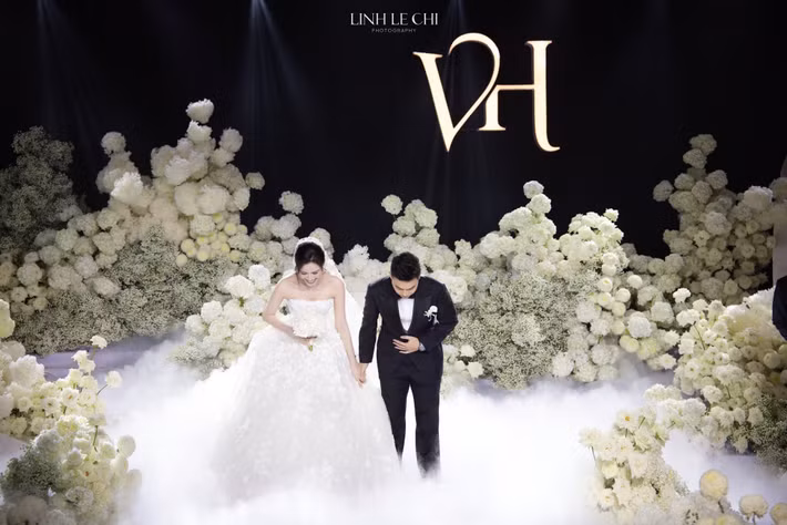 “Chúng mình tin rằng, hạnh phúc trở nên trọn vẹn hơn khi được sẻ chia, dù là qua màn hình. Và chính sự kết nối ấy dù gần hay xa, dù quen hay lạ đã khiến đám cưới của chúng mình thật sự ấm lòng”, nàng hậu bày tỏ.