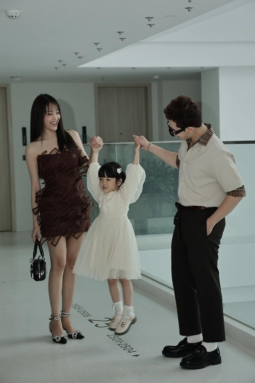 Năm 2020, Trương Mỹ Nhân sinh con gái đầu lòng Bona. 2 năm sau đó, "gà cưng" một thời của Vũ Khắc Tiệp tuyên bố có con. Bé Bona là trái ngọt tình yêu của Trương Mỹ Nhân và Phí Ngọc Hưng. Ảnh: FB Trương Mỹ Nhân.