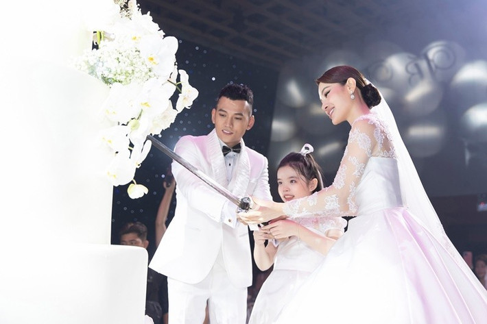 Ngày 25/4/2022, Phương Trinh Jolie tổ chức đám cưới với Lý Bình. Đáng chú ý, con gái riêng của nữ ca sĩ lần đầu lộ diện trước công chúng. Ảnh: FB Phương Trinh Jolie.