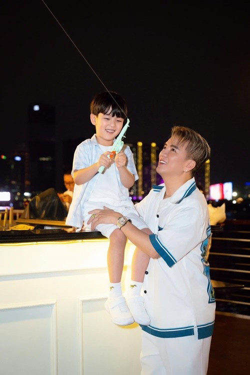 Đàm Vĩnh Hưng giấu chuyện có con trai Polo cho đến khi cậu nhóc 3 tuổi. "Ông hoàng nhạc Việt" cho hay mẹ của bé Polo không muốn lộ diện. Ảnh: FB Polo Huỳnh.