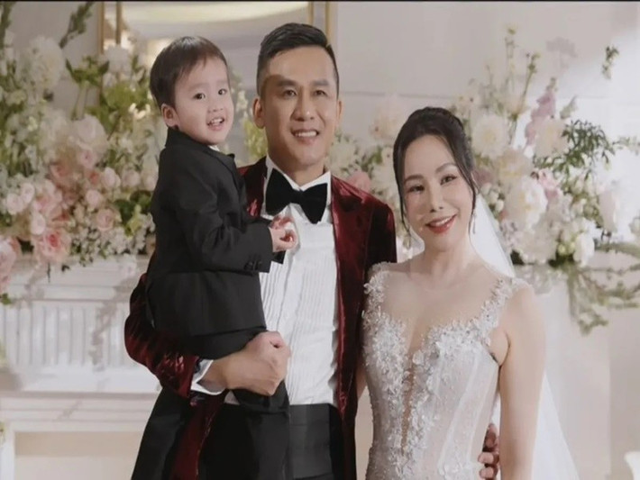 Ca sĩ Hồ Quỳnh Hương công khai con trai 2 tuổi trong đám cưới với doanh nhân Hoàng Công Thành. Ảnh: VTV.