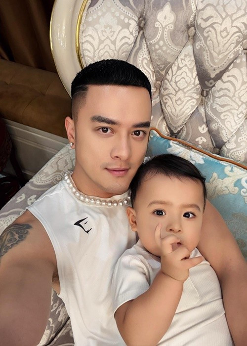 Con trai Cao Thái Sơn chào đời vào tháng 12/2023. Tháng 1/2024, nam ca sĩ mới khoe quý tử. Ảnh: FB Cao Thái Sơn.