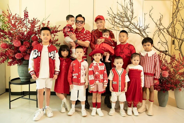 Tậu biệt thự sân vườn 2.000 m2 để 10 người con nuôi có không gian sống rộng rãi hơn, mua đồ hiệu cho con, cho các con theo học tại trường song ngữ quốc tế, Đỗ Mạnh Cường xứng danh ông bố quốc dân, chiều con nhất nhì Vbiz. Ảnh: FB Đỗ Mạnh Cường.