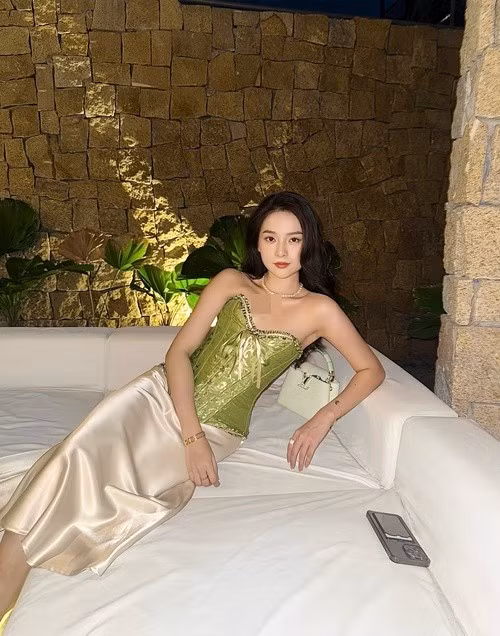 Tam Triều Dâng cho rằng cô dậy thì thành công. "Mọi người cũng nói và bản thân tôi cũng thấy bây giờ mình ổn hơn ngày trước rất nhiều", nữ diễn viên tâm sự. Ảnh: FB Lê Tam Triều Dâng.