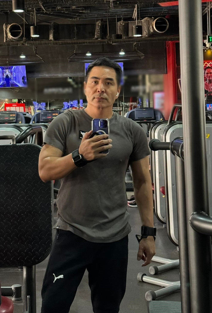 Trung Dũng chăm chỉ tập gym để giữ vóc dáng săn chắc.