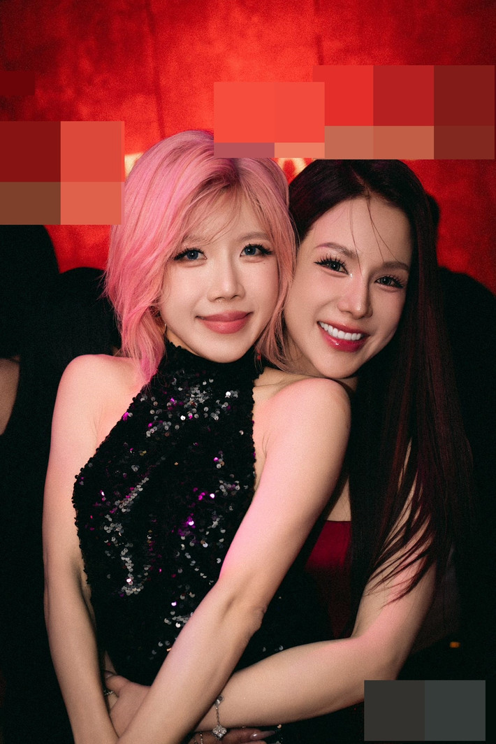 Ca sĩ Trang Pháp (trái) đón tuổi mới bên Diệp Lâm Anh (phải), Huyền Baby, Khổng Tú Quỳnh và Ninh Dương Lan Ngọc. 5 người đẹp hoạt động trong nhóm nhạc Lunas trong 2 năm qua. Ảnh: FB Diệp Lâm Anh.