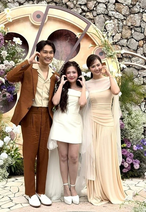 Huyền Lizzie nhắn nhủ cô dâu chú rể: "Chúc mừng hạnh phúc hai bạn trẻ". Ảnh: Đời Sống Gia Đình.