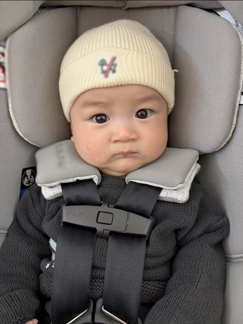 Bé Liam sở hữu làn da trắng, gương mặt bụ bẫm, đôi mắt to tròn đáng yêu. Ảnh: FB Yến Phương.