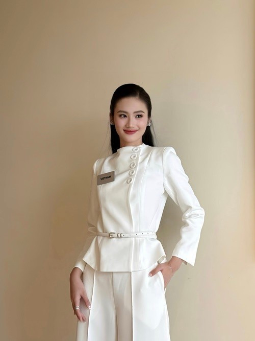 Có phong cách thanh lịch, giữ được vẻ ngoài tràn đầy năng lượng, Ý Nhi thu hút truyền thông Ấn Độ, nhận được những lời mời phỏng vấn, chụp hình. Ảnh: FB Ý Nhi.