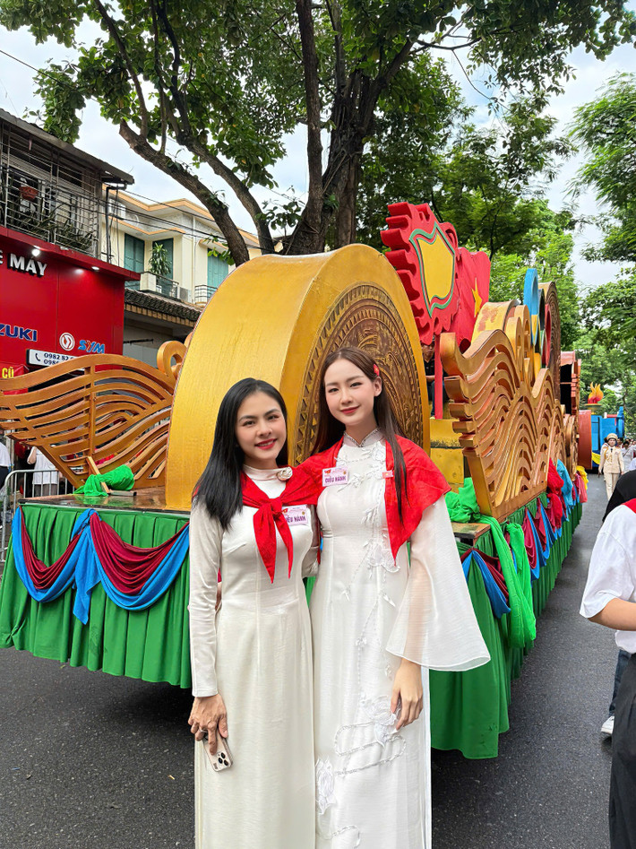 Bảo Ngọc chụp ảnh kỷ niệm cùng diễn viên Vân Trang trong buổi tổng duyệt. Ảnh: Sen Vàng.