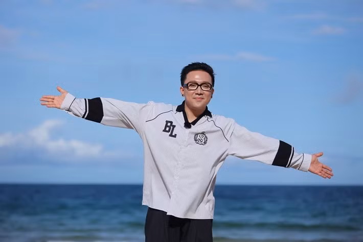 Bên cạnh đó, Trấn Thành còn ngồi ghế giám khảo nhiều chương trình: “Thách thức danh hài”, “Đấu trường tiếu lâm”, “Biến hóa hoàn hảo”, “Kỳ tài thách đấu”, “Làng hài mở hội”, “Tìm kiếm tài năng Việt Nam”… Đồng thời, anh giữ vai trò trưởng phòng trong show hài thực tế “Ơn giời, cậu đây rồi”. Ảnh: FB Trấn Thành.