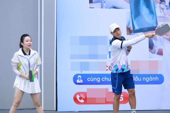 Cặp đôi diễn viên hào hứng tập luyện pickleball. Ảnh: FB Kim Oanh.