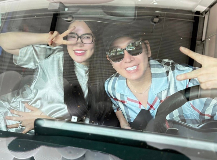 Vũ Luân chiều chuộng Phương Lê hơn sau khi cô mang thai. Phương Lê chia sẻ trên Người Đưa Tin: "Tôi thấy mình khá khỏe giống như những lần mang thai trước, không bị nghén, cơ thể khoẻ mạnh, tinh thần vui vẻ vì nhờ có anh Luân luôn bên cạnh 24/24. Anh chăm rất kỹ, đặc biệt là ăn uống đủ bữa. Tôi tăng cân nhanh nên bác sĩ chỉ định giảm đường. Anh Luân luôn dành thời gian chở vợ đi khám thai. Dù có bận công việc, anh vẫn ưu tiên, tuyệt đối không để tôi đi một mình". Ảnh: FB Phương Lê.