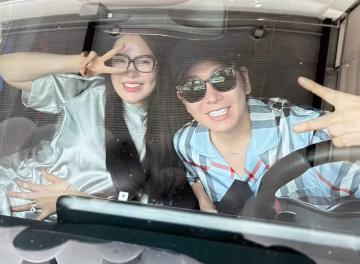 Vũ Luân chiều chuộng Phương Lê hơn sau khi cô mang thai. Phương Lê chia sẻ trên Người Đưa Tin: "Tôi thấy mình khá khỏe giống như những lần mang thai trước, không bị nghén, cơ thể khoẻ mạnh, tinh thần vui vẻ vì nhờ có anh Luân luôn bên cạnh 24/24. Anh chăm rất kỹ, đặc biệt là ăn uống đủ bữa. Tôi tăng cân nhanh nên bác sĩ chỉ định giảm đường. Anh Luân luôn dành thời gian chở vợ đi khám thai. Dù có bận công việc, anh vẫn ưu tiên, tuyệt đối không để tôi đi một mình". Ảnh: FB Phương Lê.